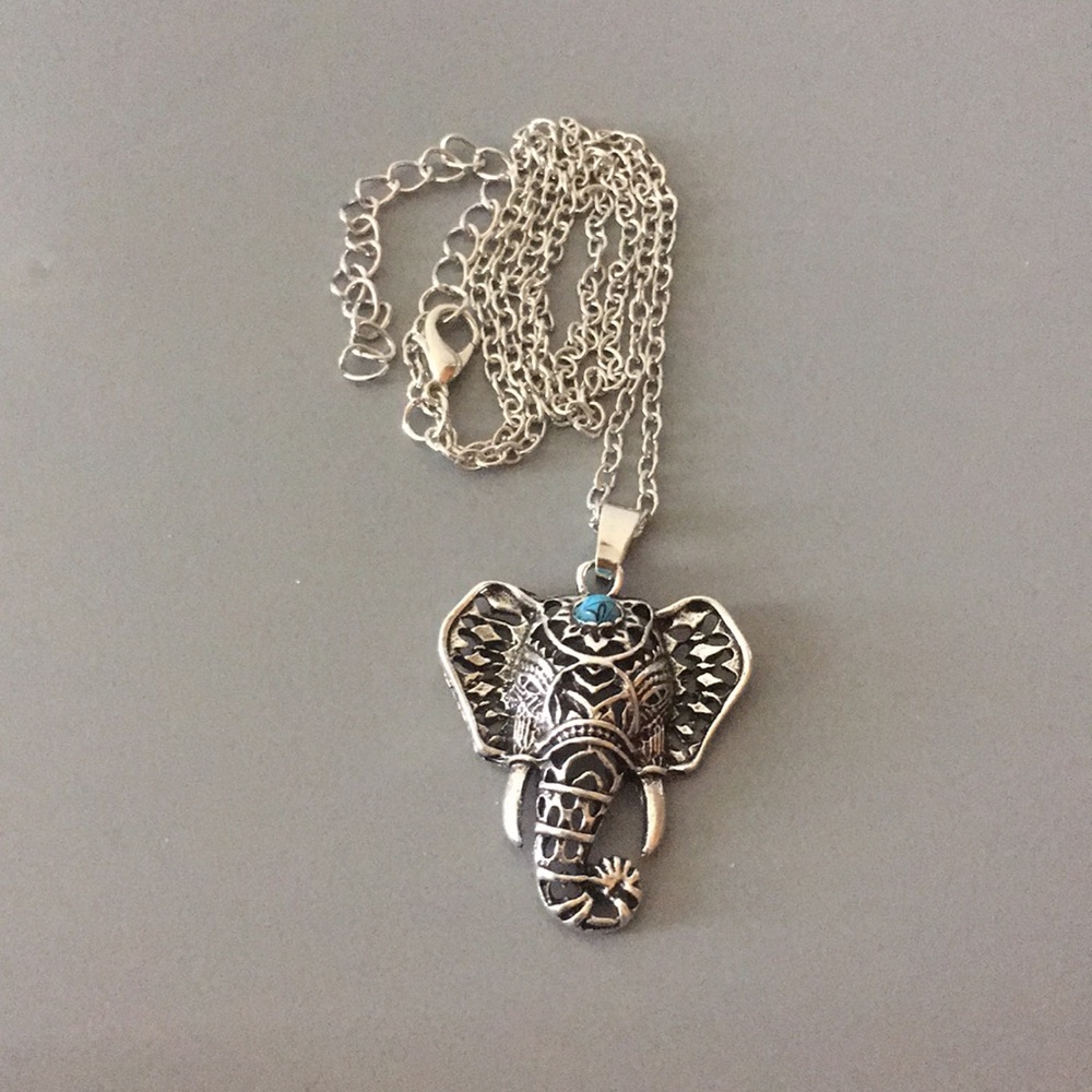 3/$15 Silver & Blue Elephant 🐘 Necklace